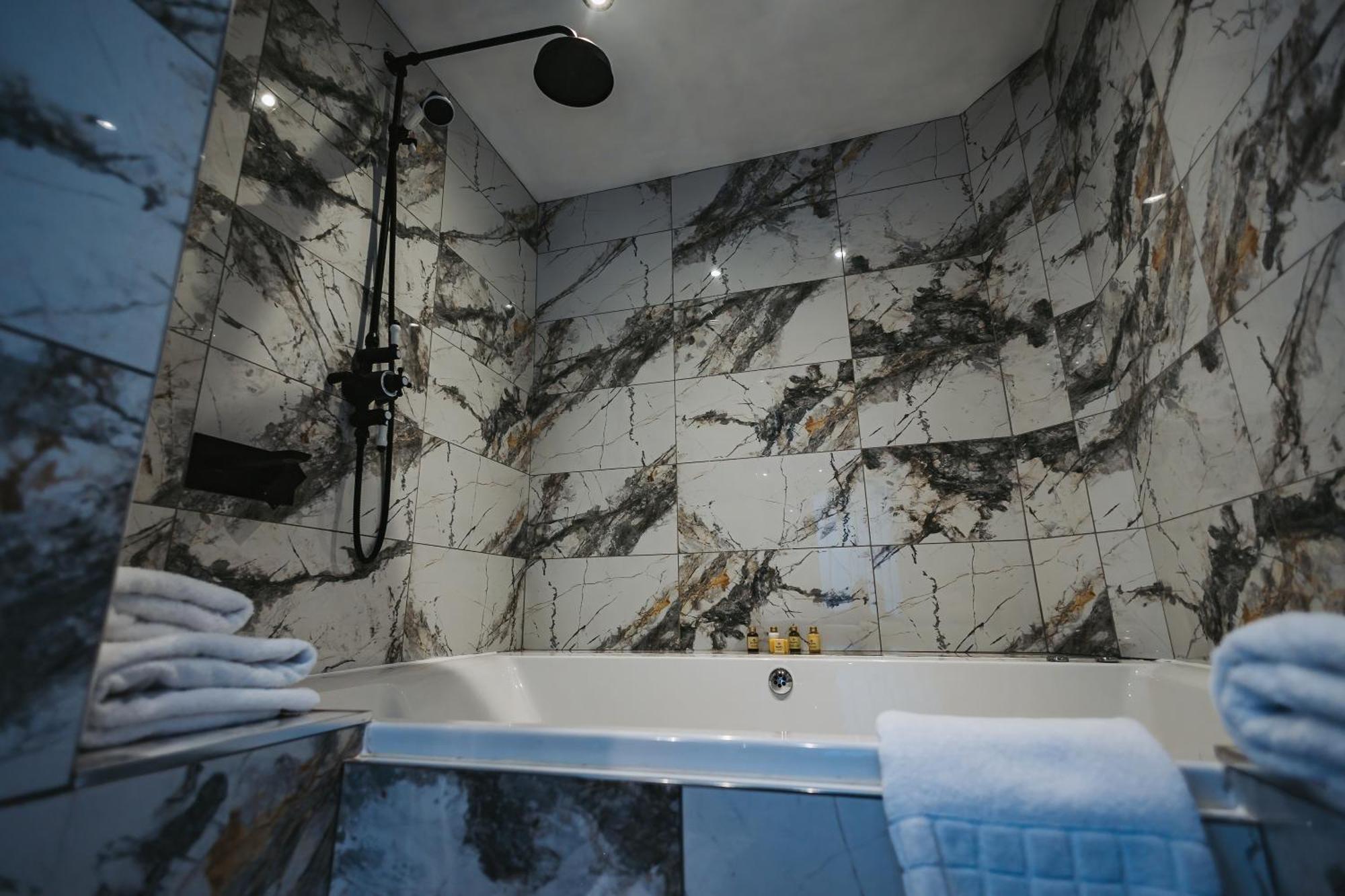 Brook Hall Hotel Childer Thornton المظهر الخارجي الصورة